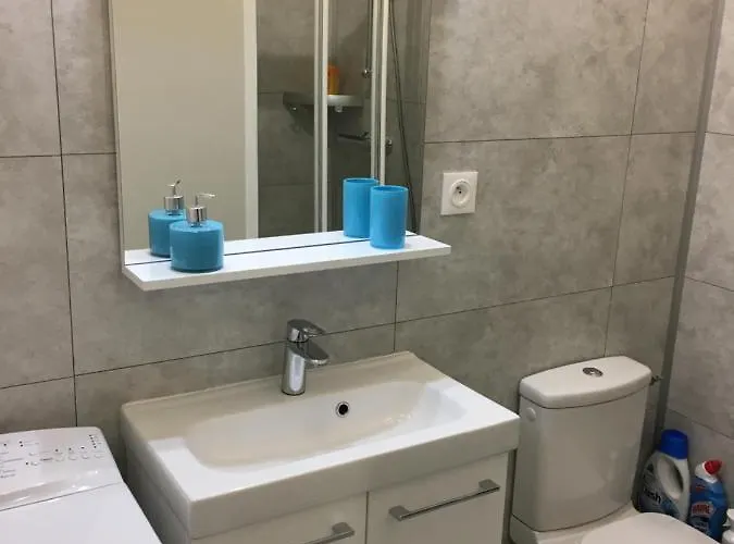 Apartment 25 M2, 900m De La *