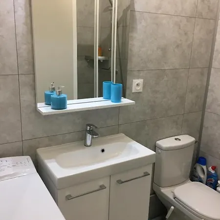 Апартаменты 25 M2, 900m De La *