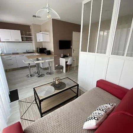 Апартаменты 25 M2, 900m De La